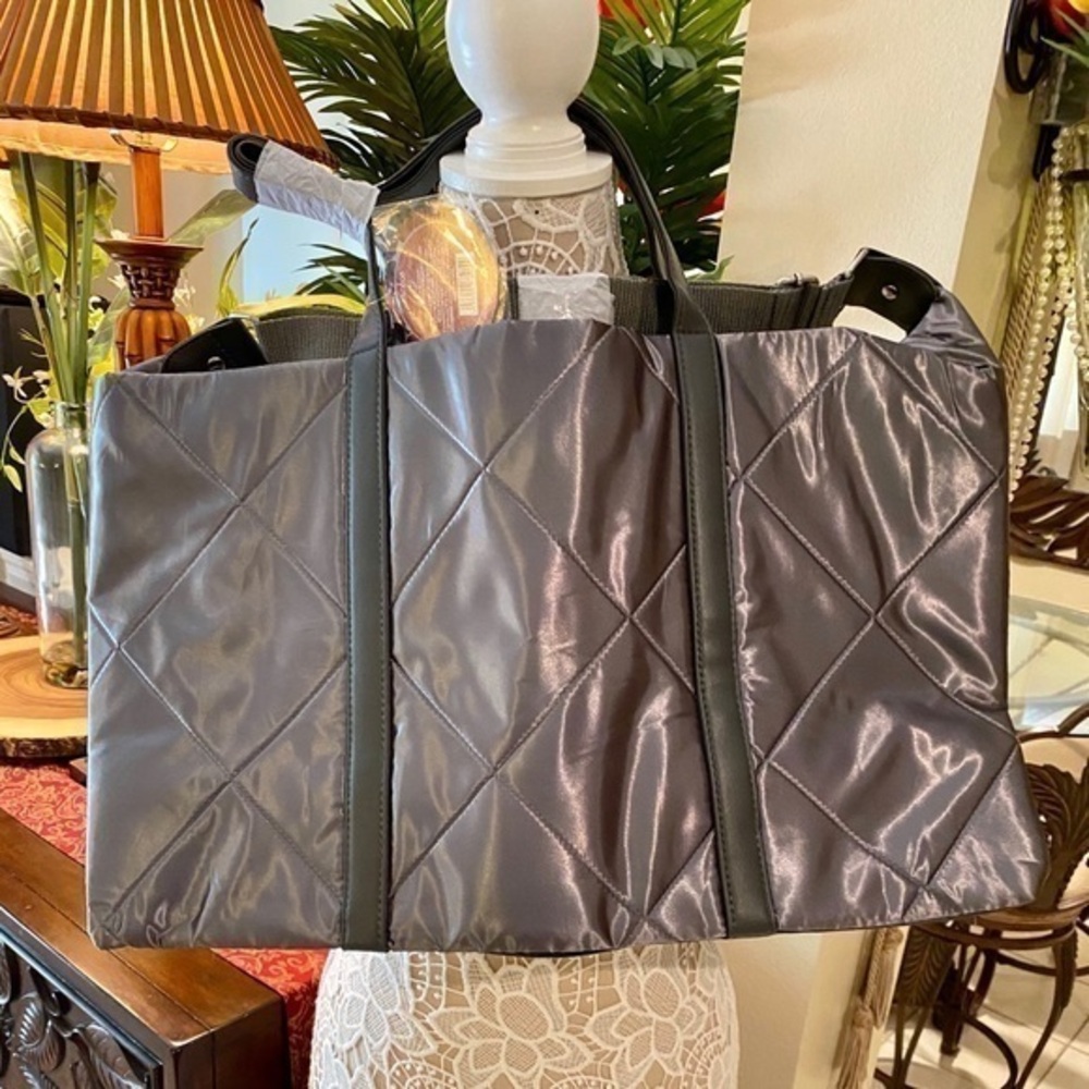 🌸Large Tote Bag NWT🖤🤍